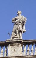 Statua di San Giuseppe sopra il colonnato di piazza S. Pietro